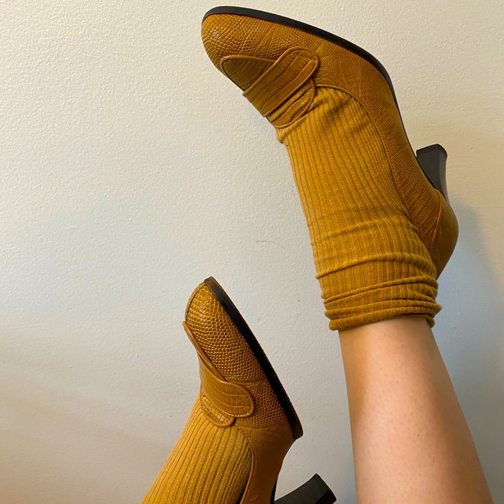 Mustard textured pumps